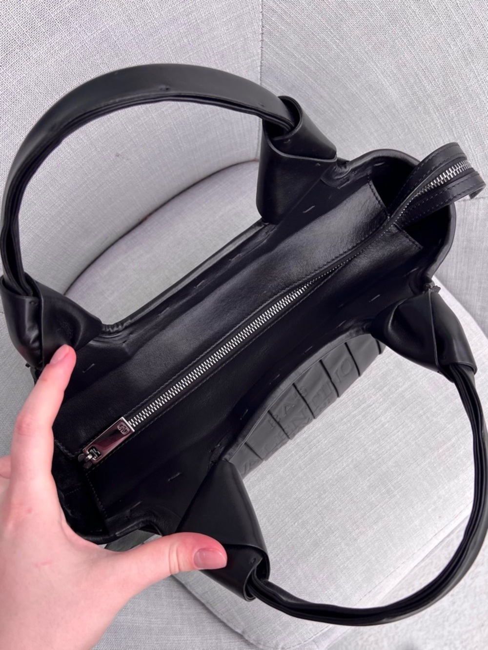 Valentino Garavani Atelier 05 Medium Pleated Black Leather Tote Black - Picture 8 of 11